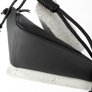 THEO corn leather triangle-shaped bum bag -black