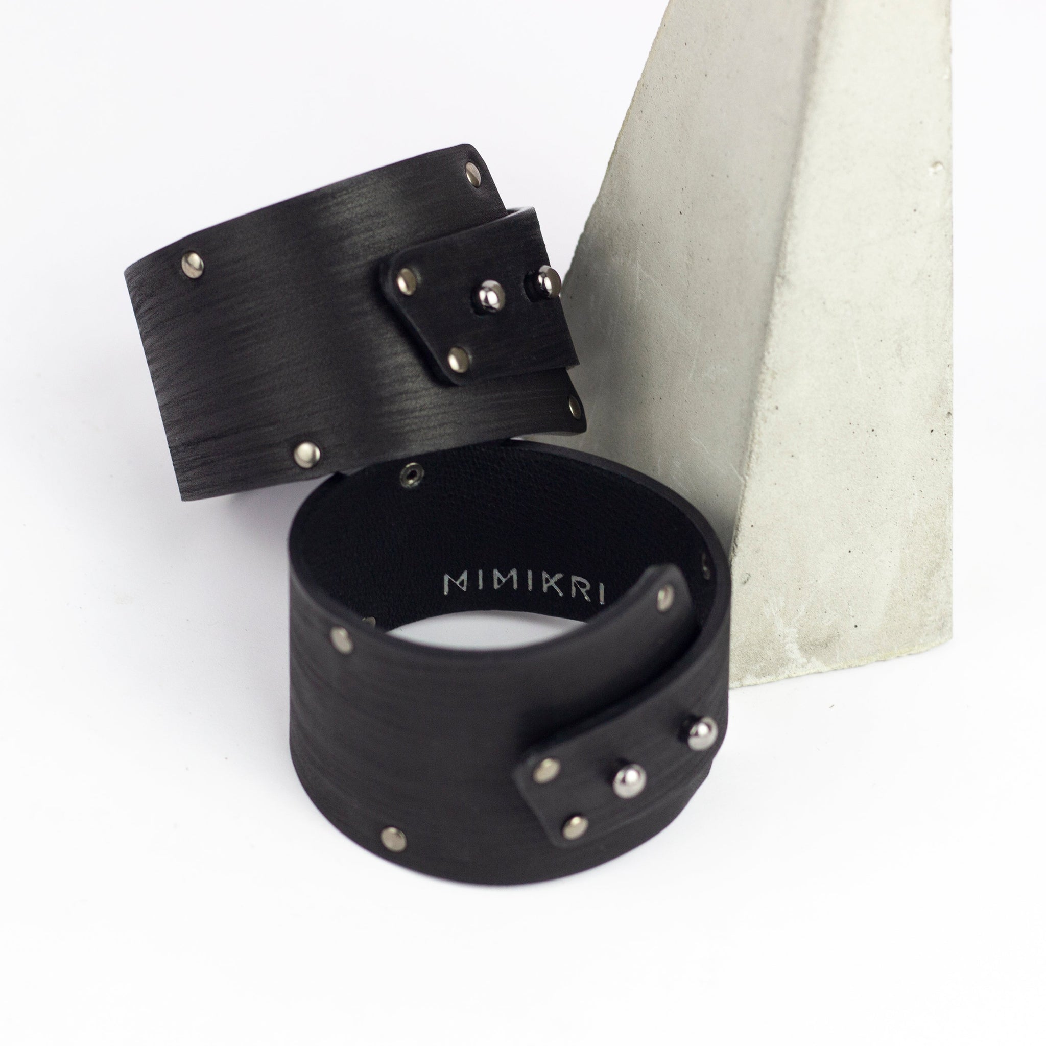 Damen-Armreifen aus schwarzem Echtleder mit Nieten und breitem Armband
