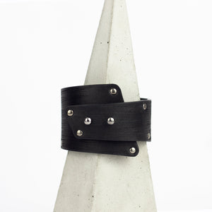 Damen-Armreifen aus schwarzem Echtleder mit Nieten und breitem Armband