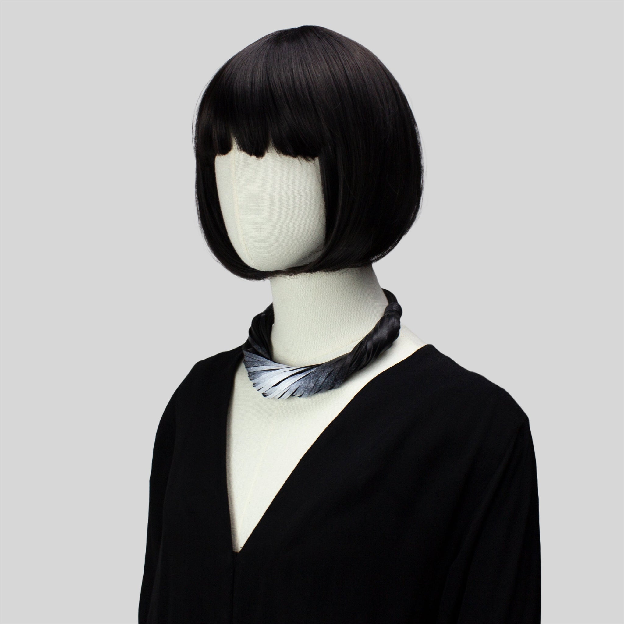 Multistrand-Halsband aus recyceltem Leder / Statement-Halsband mit gedrehten Fransen – Schwarz und Weiß