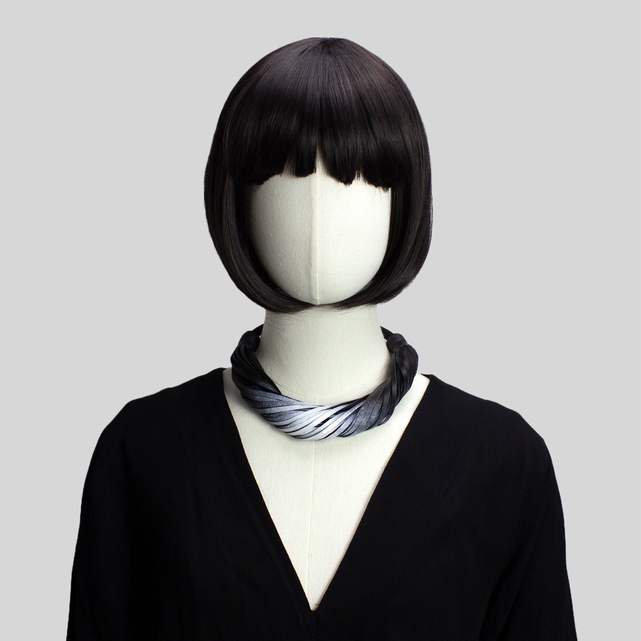 Multistrand-Halsband aus recyceltem Leder / Statement-Halsband mit gedrehten Fransen – Schwarz und Weiß