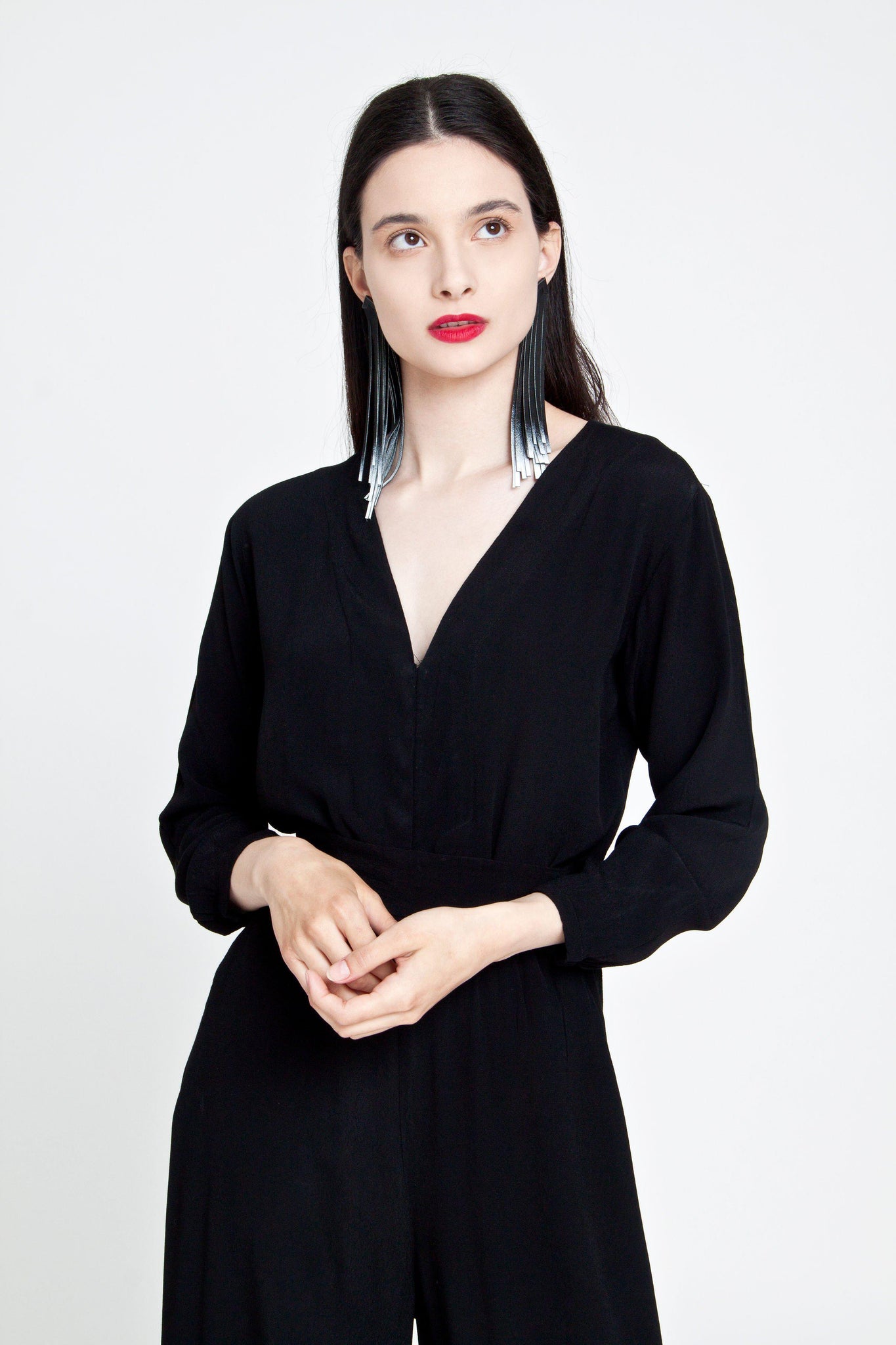 Echtleder-Quastenohrring / Designer-Statement-Schmuck / extra lange Fransen in Schwarz und Weiß